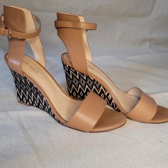 Nine West Tan Wedge Heels with Tribal Print Pattern Size 9 - Picture 9 of 12